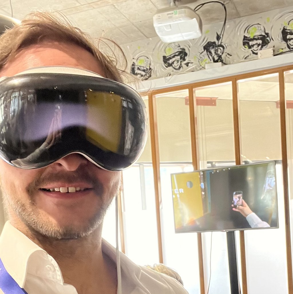 In der fünften Ausgabe des University:Future Festivals (UFF 2025) – dem grössten Event seiner Art in der DACH-Region – haben Dr. Stefan T. Siegel (Institut für Wirtschaftspädagogik) und Martin Mörth (Berliner Zentrums für Hochschullehre) den Vortrag „VR/AR in der Lehre – Mythen, Mehrwert, Möglichkeiten“ beigesteuert. Das Festival bietet einen einzigartigen Überblick über Zukünfte tertiärer Bildung und ist ein Ort für inhaltliche Inspirationen rund um Innovationen in der Hochschulbildung. Im Zentrum des Vortrags stand die Frage, wann und wie Virtual und Augmented Reality didaktisch sinnvoll eingesetzt werden können. Mit einem kritischen Blick auf gängige Mythen sowie gestützt auf lehr-lernpsychologische Erkenntnisse zeigten Siegel und Mörth auf, unter welchen Bedingungen immersive Technologien tatsächlich zur Förderung nachhaltiger Lernprozesse beitragen – und wann alternative Methoden vorzuziehen sind. Die Unterlagen finden sie hier.